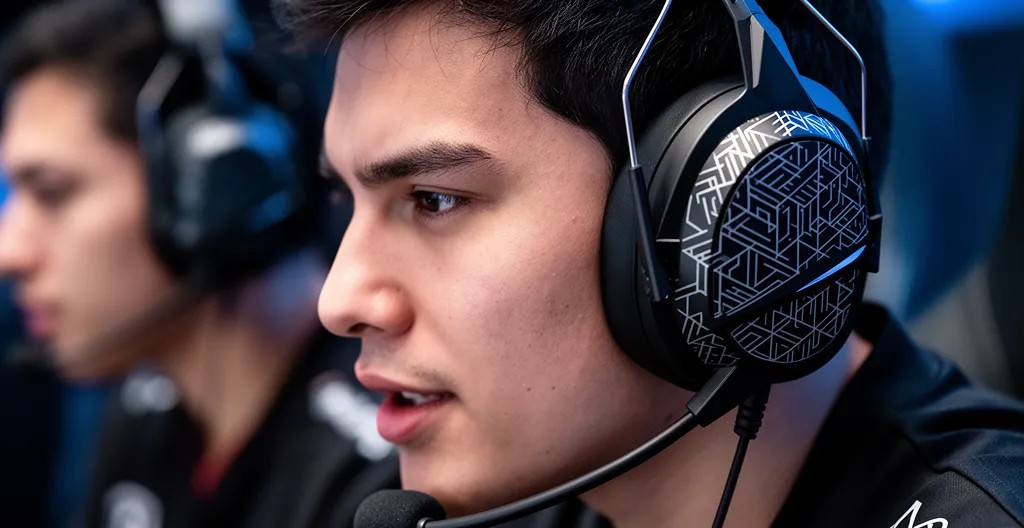 Joueur utilisant un casque gaming avec microphone dans un environnement de jeu compétitif