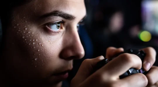 Joueur professionnel en concentration intense pendant une situation de Top 10 dans un battle royale