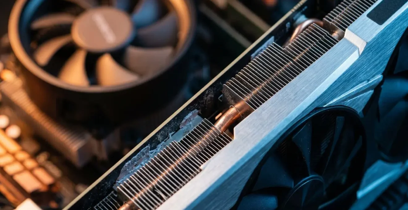 Gros plan macro sur carte graphique et processeur avec éclairage dramatique