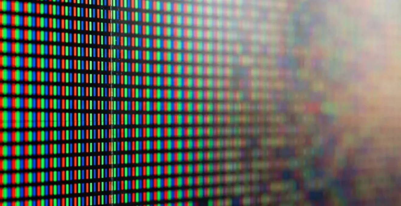 Comparaison visuelle macro entre les pixels d'un écran 4K et la capacité de résolution de l'œil humain