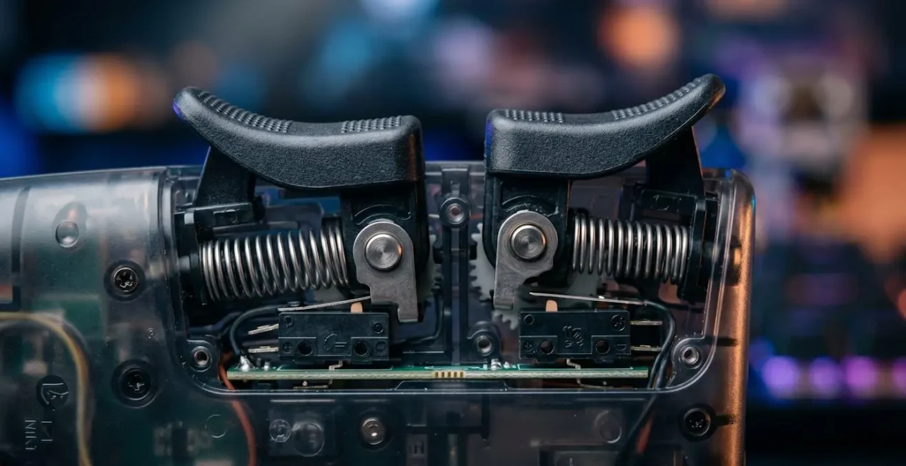 Comparaison macro de gâchettes de manette avec course normale et réduite