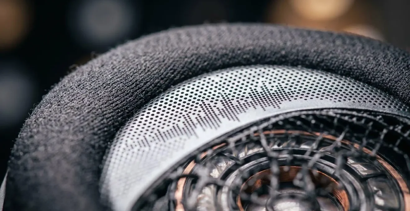 Visualisation du concept de sidetone avec un joueur ajustant naturellement son volume vocal